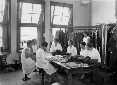 119520 Afbeelding van enkele naaisters op het naaiatelier van het manufacturenmagazijn Vroom & Dreesmann (Oudegracht ...